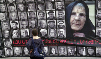 Plakat mit den Fotos der Überlebenden des Massakers an den Armeniern in Eriwan; Foto: AP