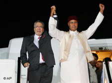 Abdel Baset al-Megrahi (links) und Seif al-Islam Gaddafi auf dem Tripolis Airport; Foto: AP
