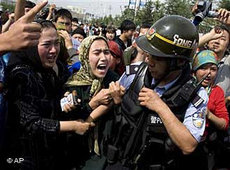 Uigurin protestiert im westchinesischen Provinz Xinjiang; Foto: AP