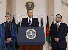 US-Präsident Obama, der afghanische Präsident Karzai und Pakistans Präsident Zardari während des Dreiergipfels in Washington; Foto: AP