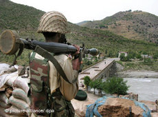 Pakistanisches Militär bei einer Operation gegen die Taliban im Swat-Tal; Foto: dpa