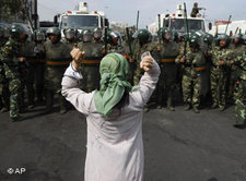 Uigurische Frau demonstriert auf den Straßen von Urumqi in der Provinz Xinjiang; Foto: AP