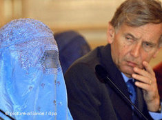 Burka tragende Frau in Frankreich, Foto: dpa