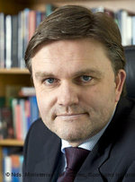 portrait of Schuenemann (photo: Lower Saxony ministry of interior affairs, sport and integration)