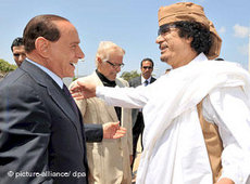 Muammar al-Gadafi bei Silivio Berlusconi; Foto: dpa