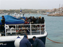 Aufgegriffenes Flüchtlingsschiff an der italienischen Küste; Foto: AP