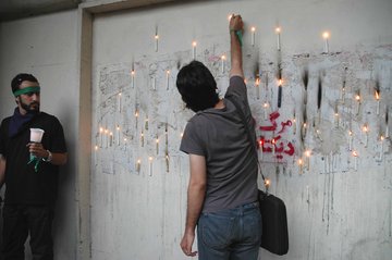 Demonstranten der Opposition entzünden Kerzen am Traueraltar in Gedenken an die Toten der Unruhen; Foto: privat