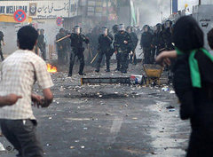 Straßenschlachten in Teheran; Foto: AP