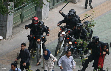 Mit Schlagstöcken bewaffnete Basiji-Miliz geht gegen Anhänger Mussawis vor; Foto: AP