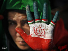 Wahlen im Iran, Unterstützerin von Präsident Ahmadinedschad; Foto: AP