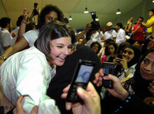 Anhängerinnen der liberalen Kandidatin Aseel al-Ahwdi haben Grund zum Feiern; Foto: AP