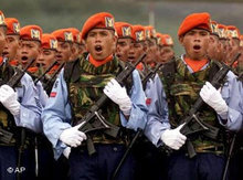Parade indonesischer Soldaten in Jakarta; Foto: AP