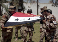 Soldaten im Irak mit der irakischen Flagge; Foto: AP