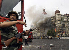 Polizei vor dem von Islamisten attackierten Luxushotel Taj Mahal; Foto: AP