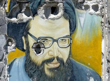Zerschossenes Wandbild des früheren Hisbollah-Führers Abbas Mussawi im Libanon; Foto: AP