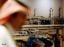 Saudischer Angestellter vor Erdölraffinerie im Osten Saudi-Arabiens; Foto: AP