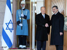 Israels Präsident Shimon Peres beim türkischen Präsidenten Abdullah Gül in Ankara; Foto: AP