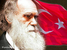 Symbolbild Darwin/türkische Fahne; Foto: dpa/DW