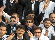 Anwälte demonstrieren in Islamabad für ide Freilassung Chaudhrys und 60 weiterer Richter; Foto: dpa