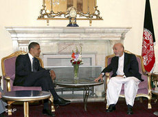 Obama zu Besuch bei Hamid Karsai im Juli 2008; Foto: AP
