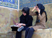 Two Iranian headscarfed women in a mosque (photo: DW)