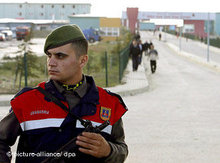 Türkischer Polizist vor Istanbuler Silivri-Gefängnis; Foto: dpa