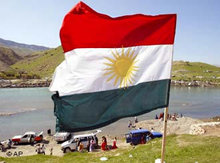 Kurdische Fahne in Dukan, nahe der Stadt Suleymaniye; Foto: AP