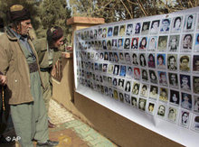 Kurden blicken auf die Bilder der Opfer von Halabdscha; Foto: AP