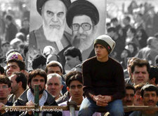 Jugendliche während Revolutionsfeiertag in Teheran; Foto: DW/dpa