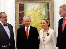 Tschechiens Außenminister Schwarzenberg, Schwedens Außenminister Bildt sowie EU-Kommissarin Ferrero Waldner bei Israels Präsident Peres in Jerusalem; Foto: AP