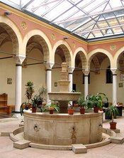 Inner courtyard of the Islamic Theological Faculty in Sarajevo (photo: Stefan Schreiner) 