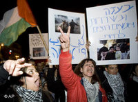 Antikriegsdemonstranten in Tel Aviv am 03. Januar 2009; Foto: AP