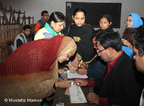 Stimmabgabe bei den Wahlen in Bangladesch am 29. Dezember 2008; Foto: Mustafiz Mamun