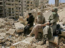 Frauen im Libanon vor zerstörten Häusern im September 2006; Foto: AP