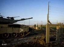 Israelischer Panzer dringt in den Gazastreifen vor; Foto: AP 