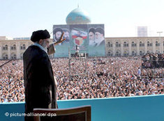 Rede Khameneis vor dem Khomeini-Mausoleum; Foto: dpa