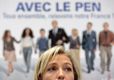 Marine Le Pen vor Wahlkampfplakat des Front National, Foto: AP