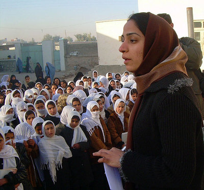 Afghanische Politikerin Malalai Joya in einer Mädchenschule, Provinz Farah; Foto: Shikiba Babori