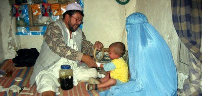 Afghanin mit ihrem Kind bei einem Heiler, Kabul; Foto: Stephan Schütt