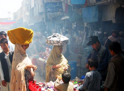 Afghaninnen bieten ihre Ware feil, Kabul; Foto: Stephan Schütt