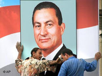 Wahlplakat mit Mubaraks Konterfei; Foto: AP