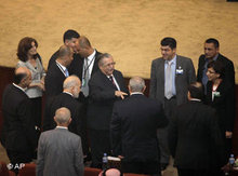 Irakische Parlamentarier; Foto: AP/Karim Kadim