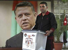 Wahlhelfer trägt Urne, Parlamentswahlen in Jordanien; Foto: AP