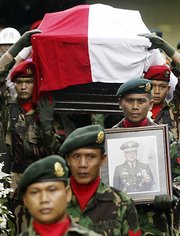 Suhartos Staatsbegräbnis in Zentral-Java; Foto: AP/Irwin Fedriansyiah