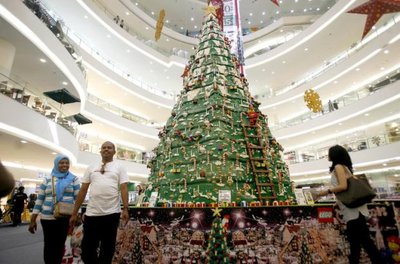 Weihnachtsbaum aus 850.000 LEGO-Steinen in der Senayan City Shopping Mall in Jakarta; Foto: AP