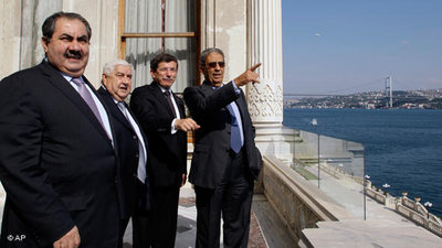 Die Außenminister der Türkei, Irans und Iraks sowie der Generalsekretär der arabischen Liga, Amr Moussa, bei einem Treffen in Istanbul; Foto: AP/Ibrahim Usta