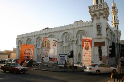 Wahlplakate vor einer Moschee in Bahrain; Foto: Hanna Labonté