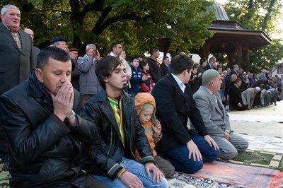 Bosnische Muslische beim Id-Fitr-Gebet in Sarajevo; Foto: AP