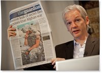 Julian Assange mit Guardian-Titel; Foto: AP