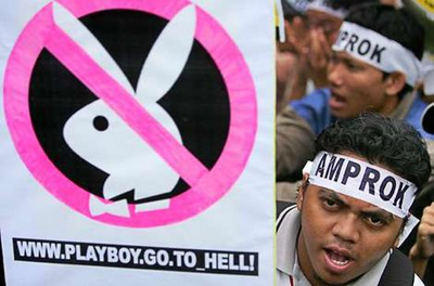 Studenten in Jakarta auf einer Anti-Playboy-Demonstration; Foto: AP